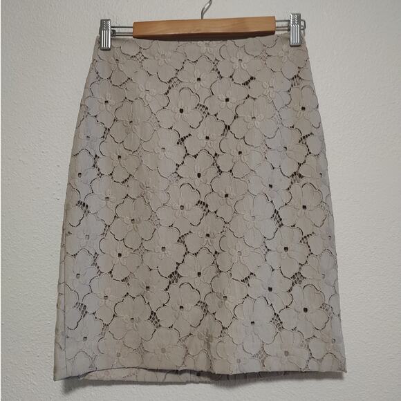 Ann Taylor Beige Lace Floral Design Fully Lined Mini Pencil Skirt Size 0 - Picture 1 of 6